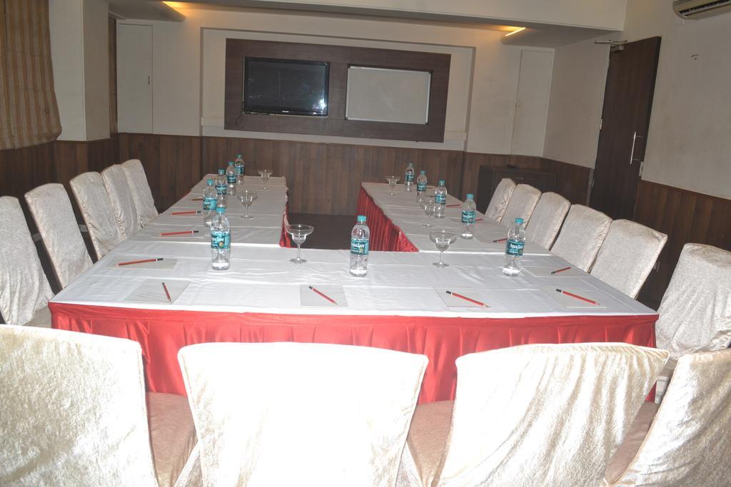 United 21 Retreat, Lonavala Hotel Ngoại thất bức ảnh